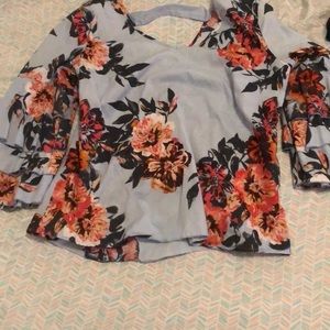 Cute floral top!